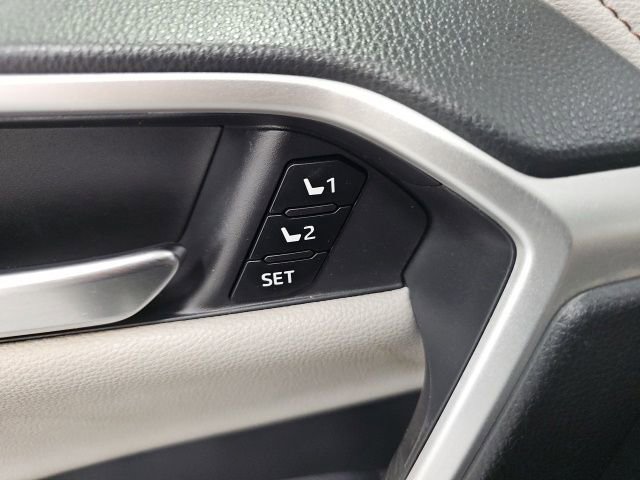 Used 2019 Toyota RAV4 Limited image 13