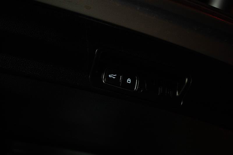 Used 2022 Ford Explorer XLT w/ Equipment Group 202A image 8