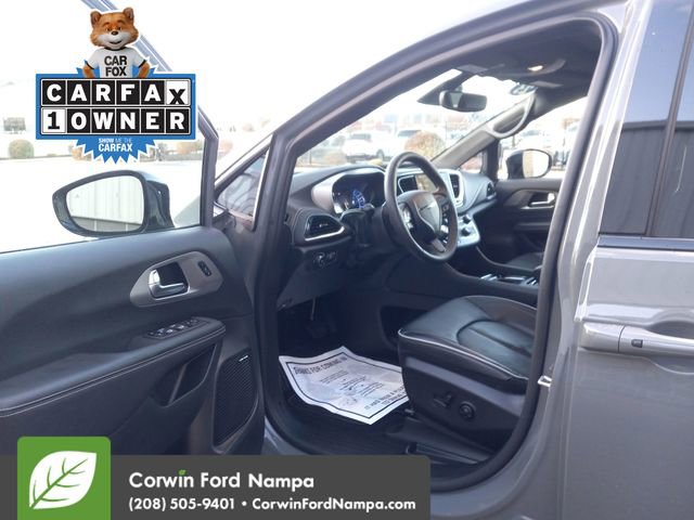 Used 2023 Chrysler Pacifica Limited w/ Uconnect Theater Family Group image 9
