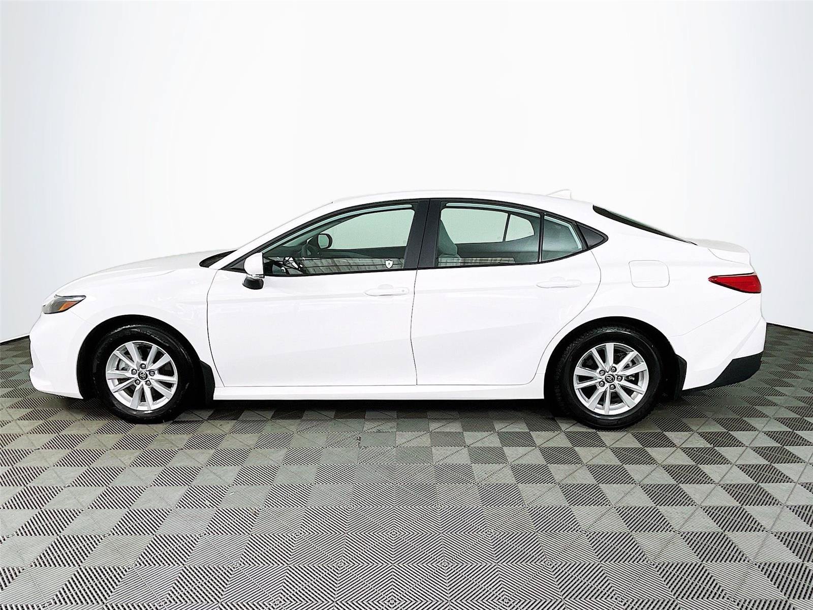 Used 2025 Toyota Camry LE w/ Convenience Package FWD image 4