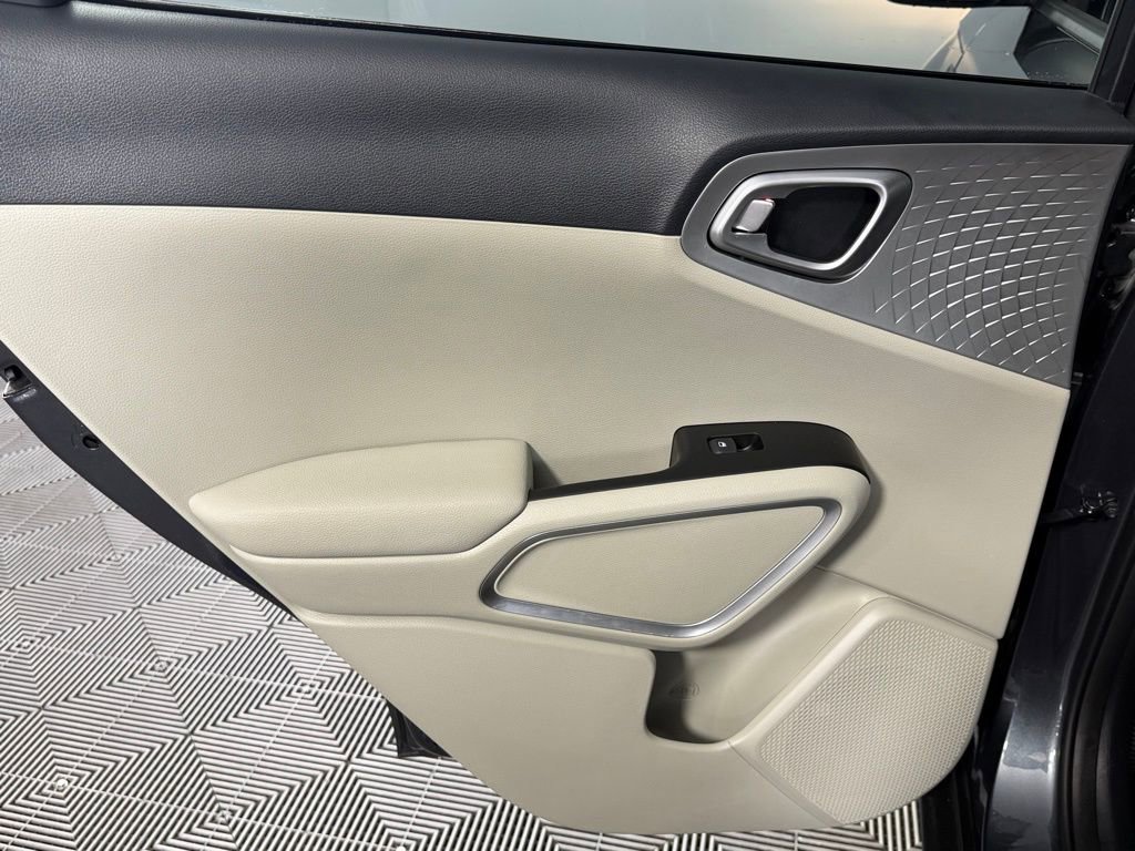 Used 2025 Kia Soul LX image 27