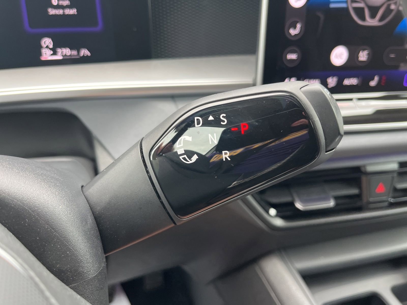 Certified 2025 Volkswagen Tiguan SE AWD/4WD image 18