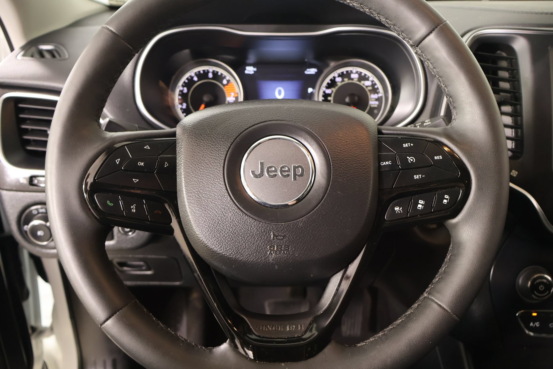 Used 2023 Jeep Cherokee Altitude Lux AWD/4WD image 3