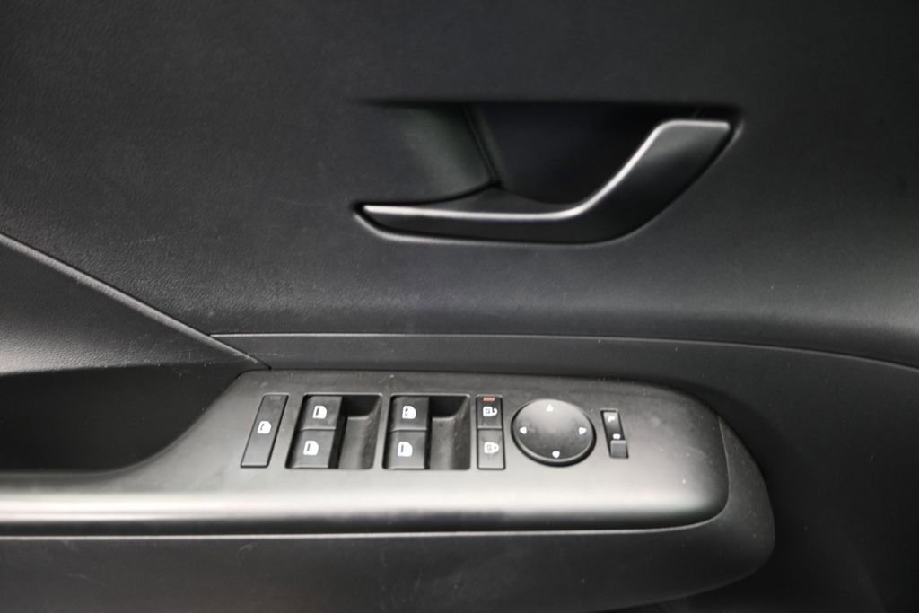 Used 2025 Hyundai Kona SEL FWD image 17
