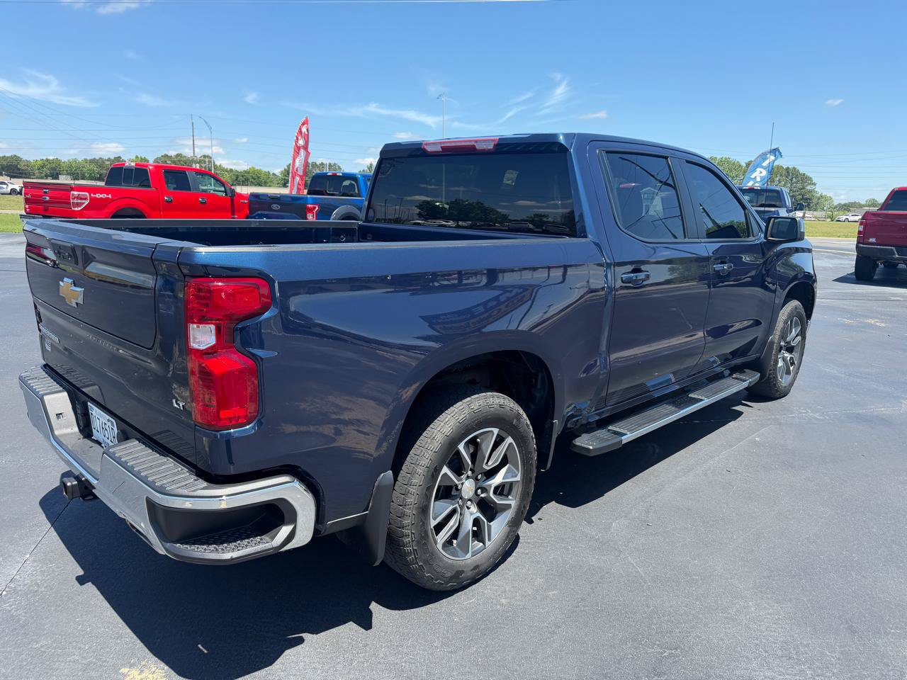 Used 2022 Chevrolet Silverado 1500 LT w/ Z71 Off-Road Package AWD/4WD image 4