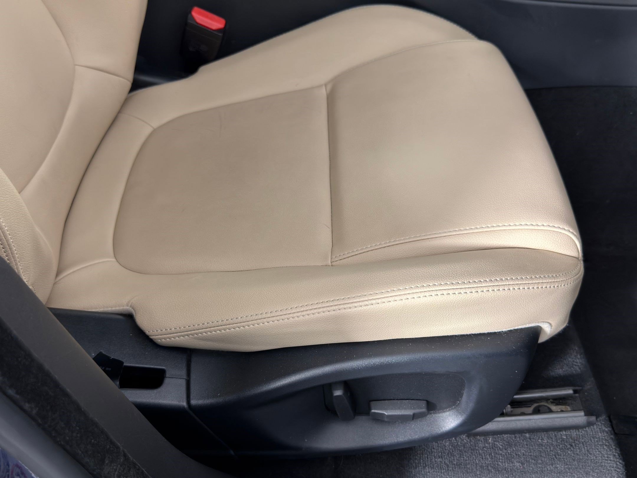 Used 2017 Jaguar F-PACE Premium image 30