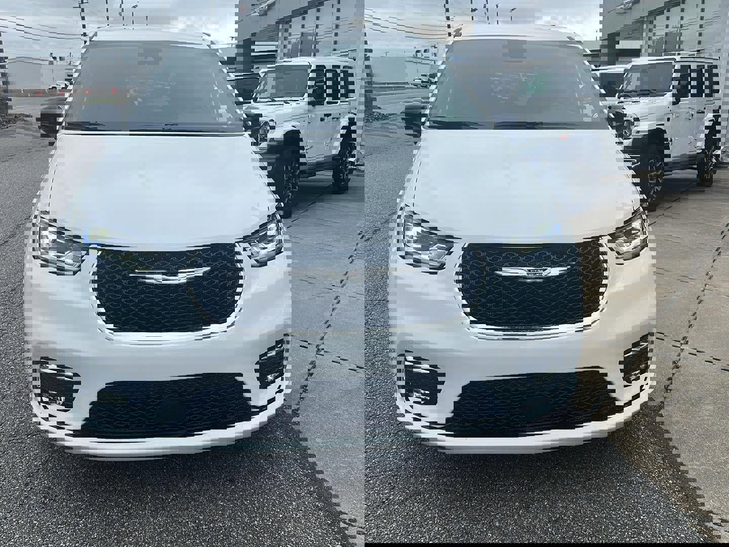 New 2026 Chrysler Pacifica Select image 2