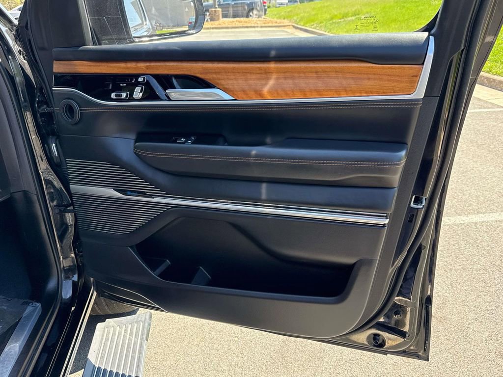 Used 2022 Jeep Grand Wagoneer Series III image 27