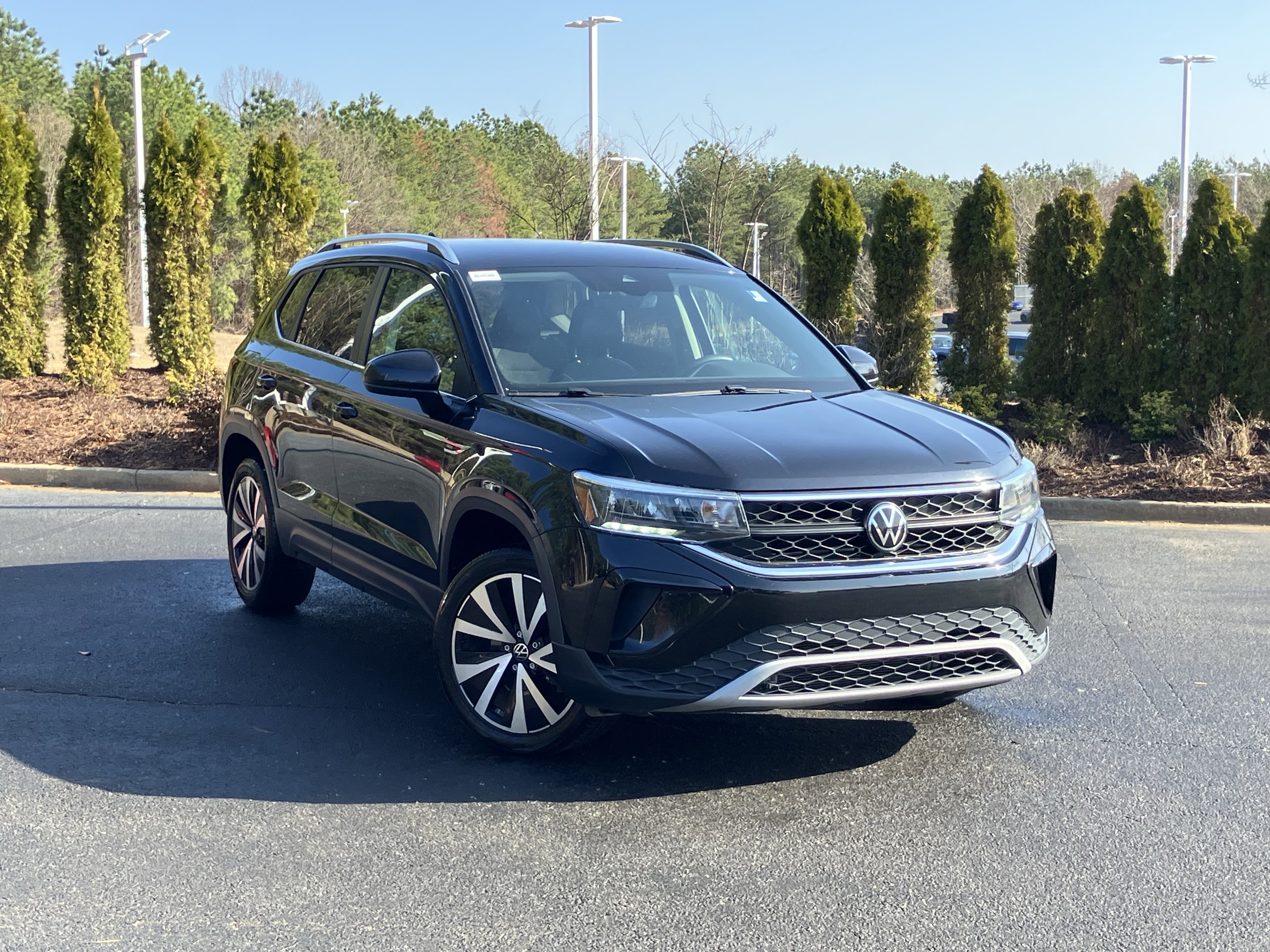 Used 2024 Volkswagen Taos SE image 2