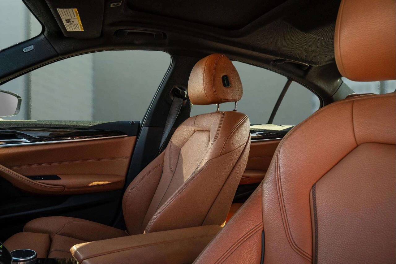 Used 2019 BMW 530e xDrive w/ Convenience Package image 31