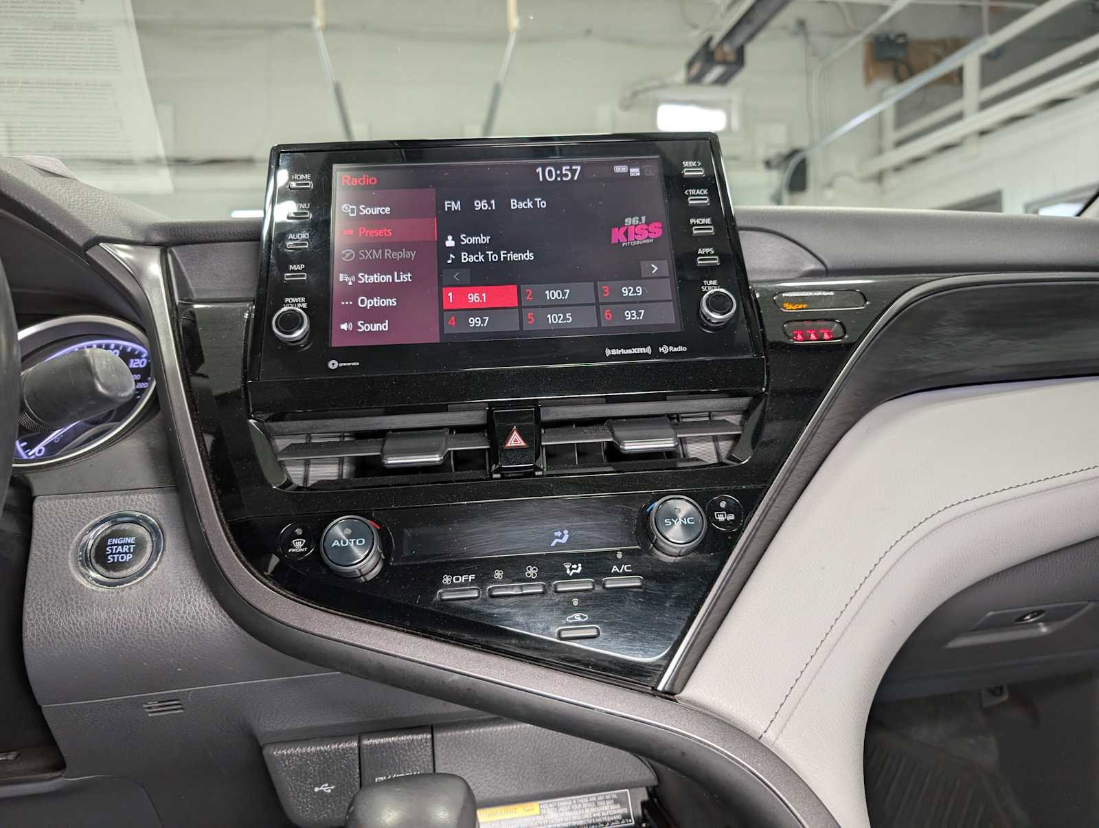 Used 2021 Toyota Camry XLE FWD image 32