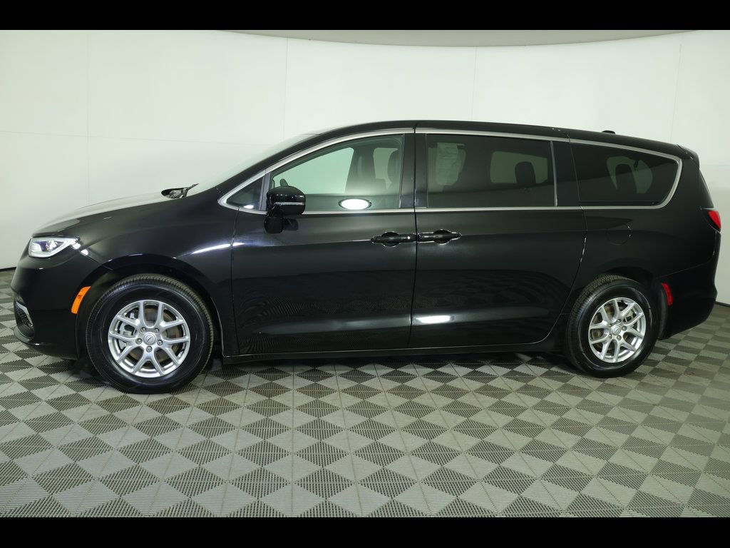 Used 2025 Chrysler Pacifica Select image 14