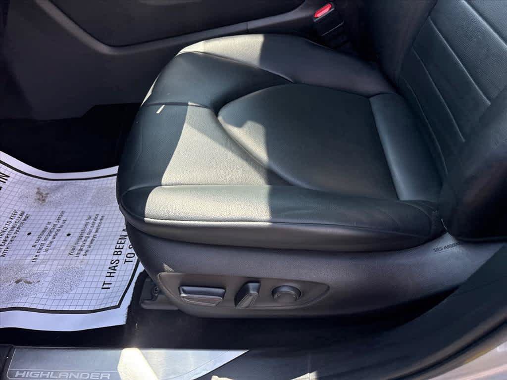 Used 2023 Toyota Highlander XLE FWD image 21
