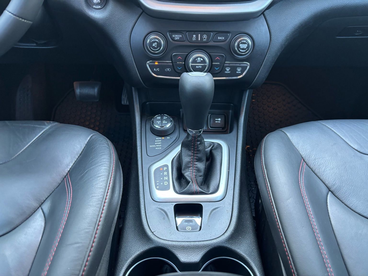 Used 2015 Jeep Cherokee Trailhawk w/ Comfort/Convenience Group image 26