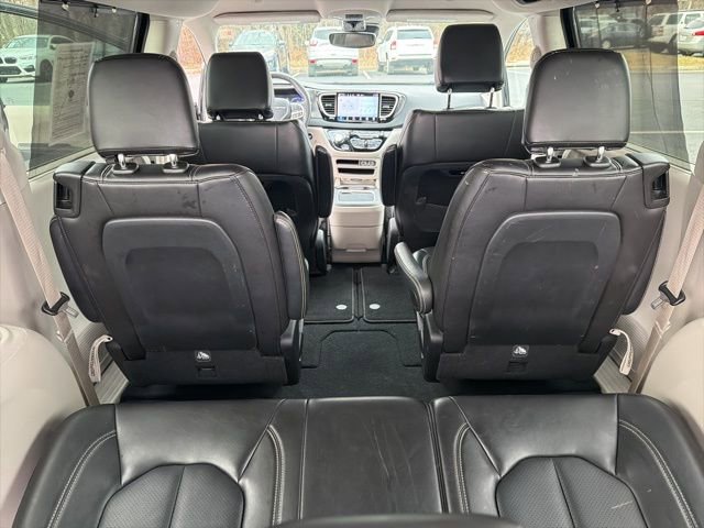 Used 2024 Chrysler Pacifica Touring-L image 30
