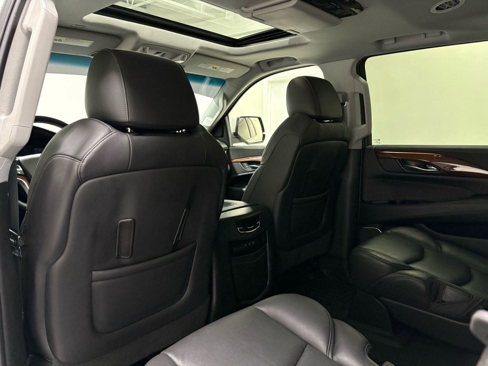Used 2018 Cadillac Escalade Premium Luxury RWD image 16