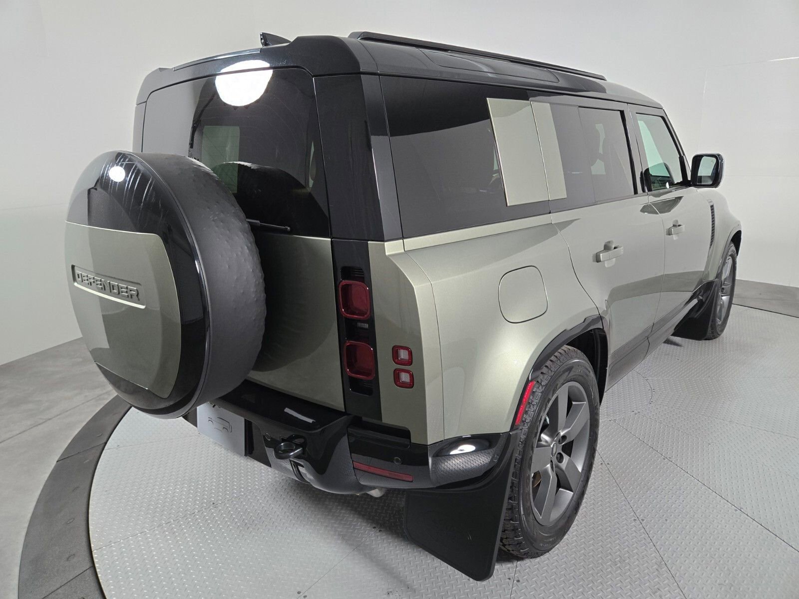 Used 2025 Land Rover Defender 110 X-Dynamic SE video 2
