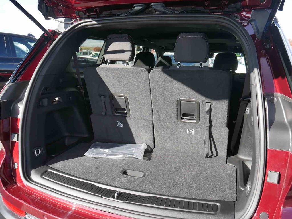 Used 2025 Jeep Grand Cherokee L Laredo w/ Trailer Tow Package image 9