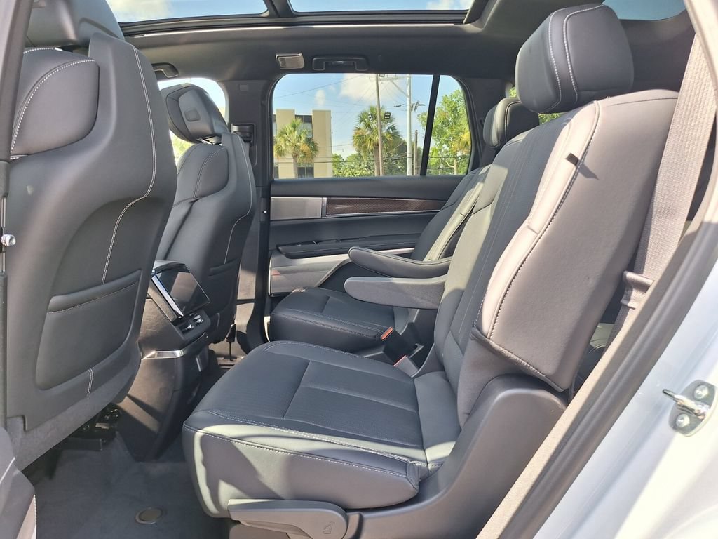 New 2027 Cadillac Vistiq Luxury w/ LPO, Floor Liner Package AWD/4WD image 11