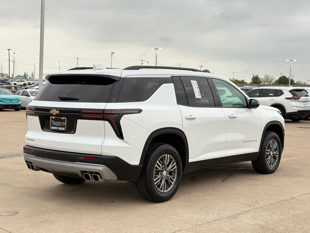 Used 2025 Chevrolet Traverse LT image 6