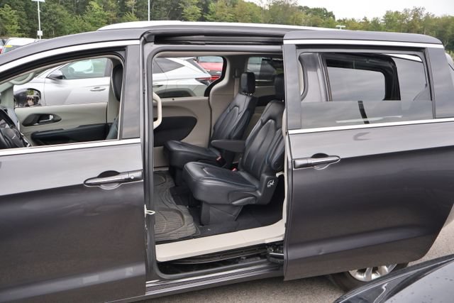 Used 2021 Chrysler Pacifica Touring-L w/ Uconnect Theater Family Group AWD/4WD image 2