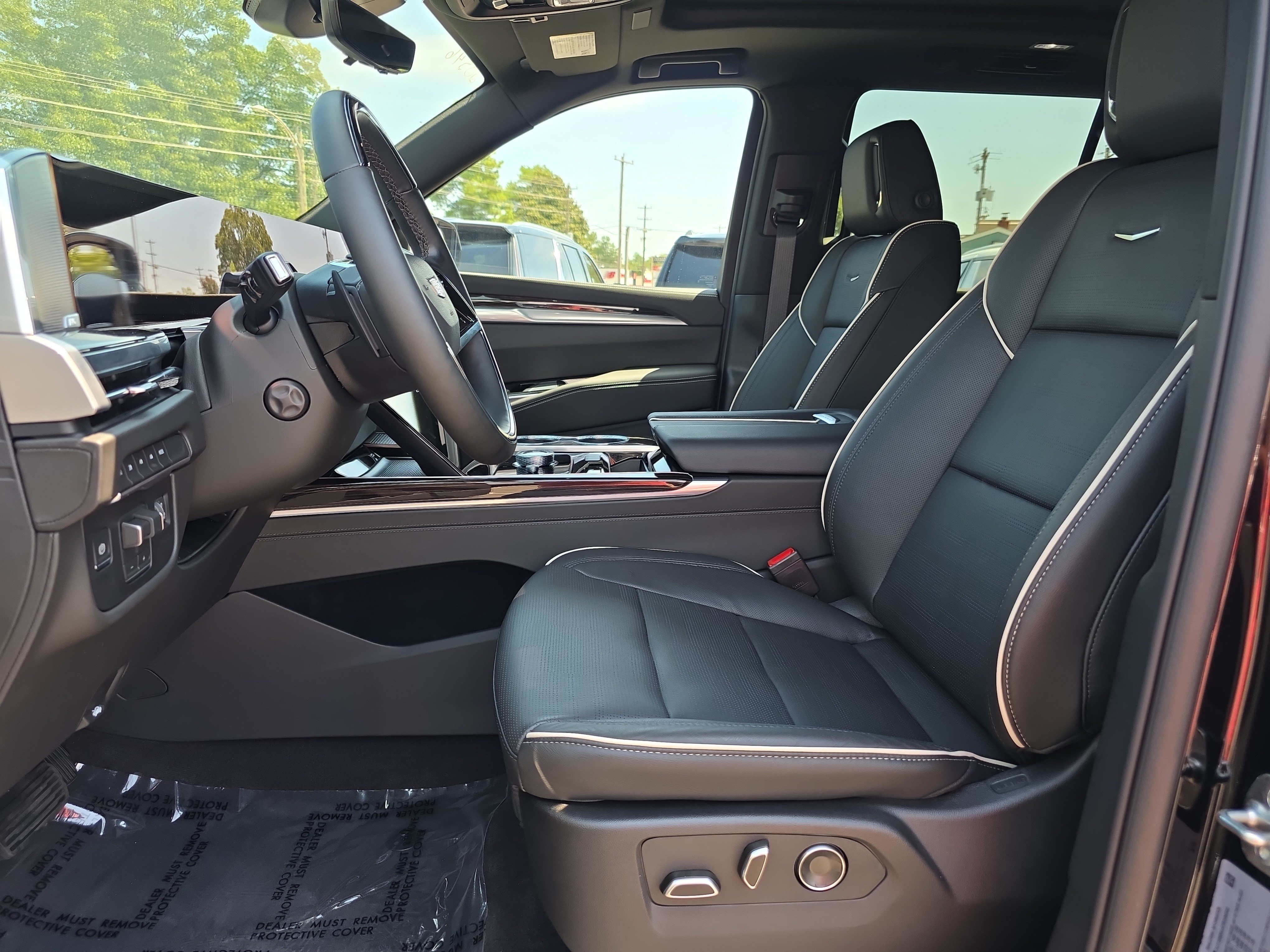 Used 2026 Cadillac Escalade Luxury w/ LPO, Floor Liner Package AWD/4WD image 10