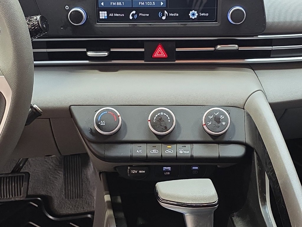 Used 2025 Hyundai Elantra SE image 22