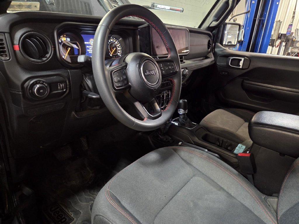 Used 2024 Jeep Wrangler Unlimited Rubicon AWD/4WD image 3