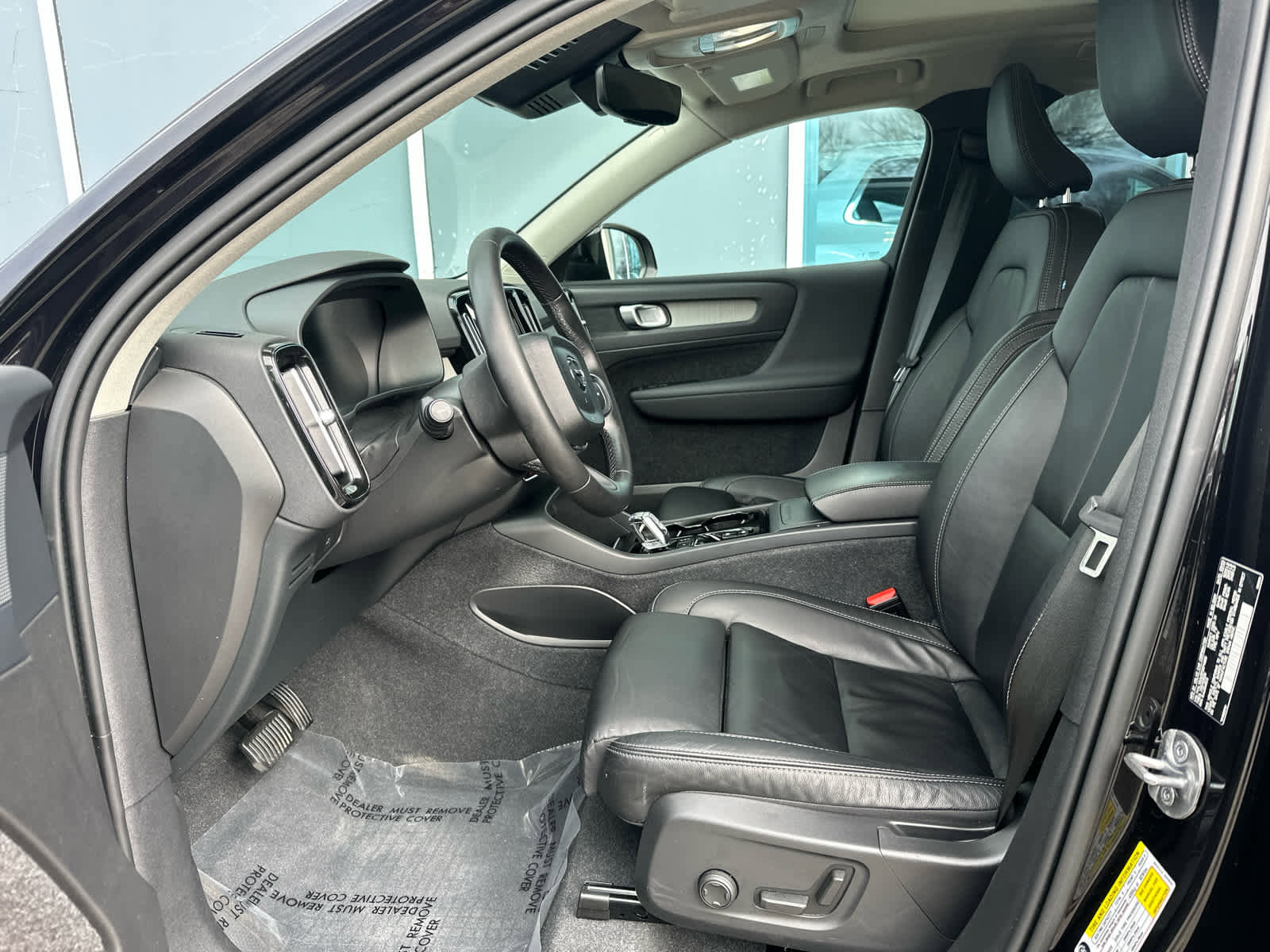 Used 2023 Volvo XC40 B5 Plus w/ Protection Package Premier image 9