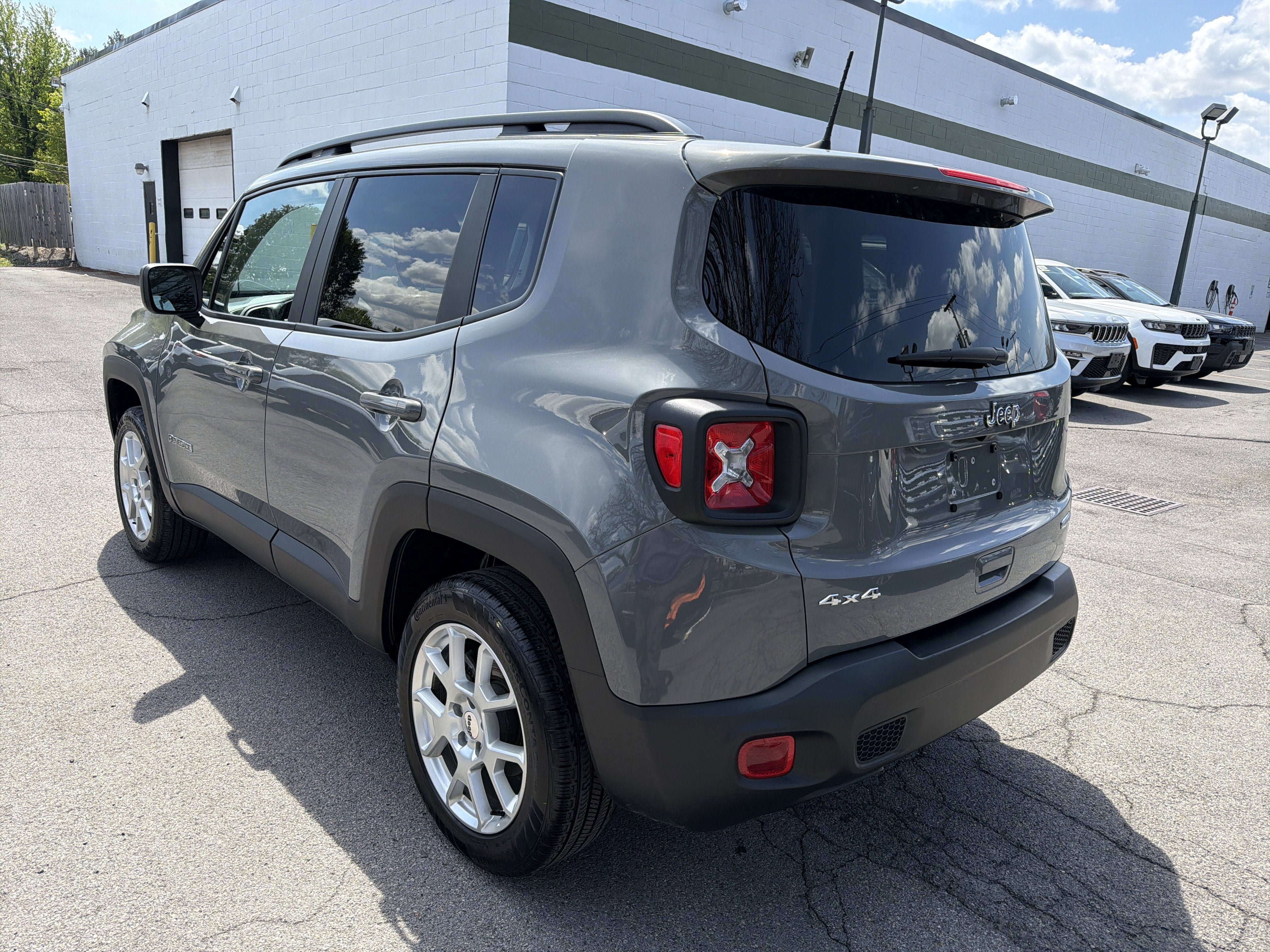 Used 2022 Jeep Renegade Latitude w/ Convenience Group AWD/4WD image 5