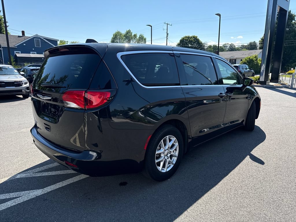 Used 2023 Chrysler Voyager LX FWD image 5