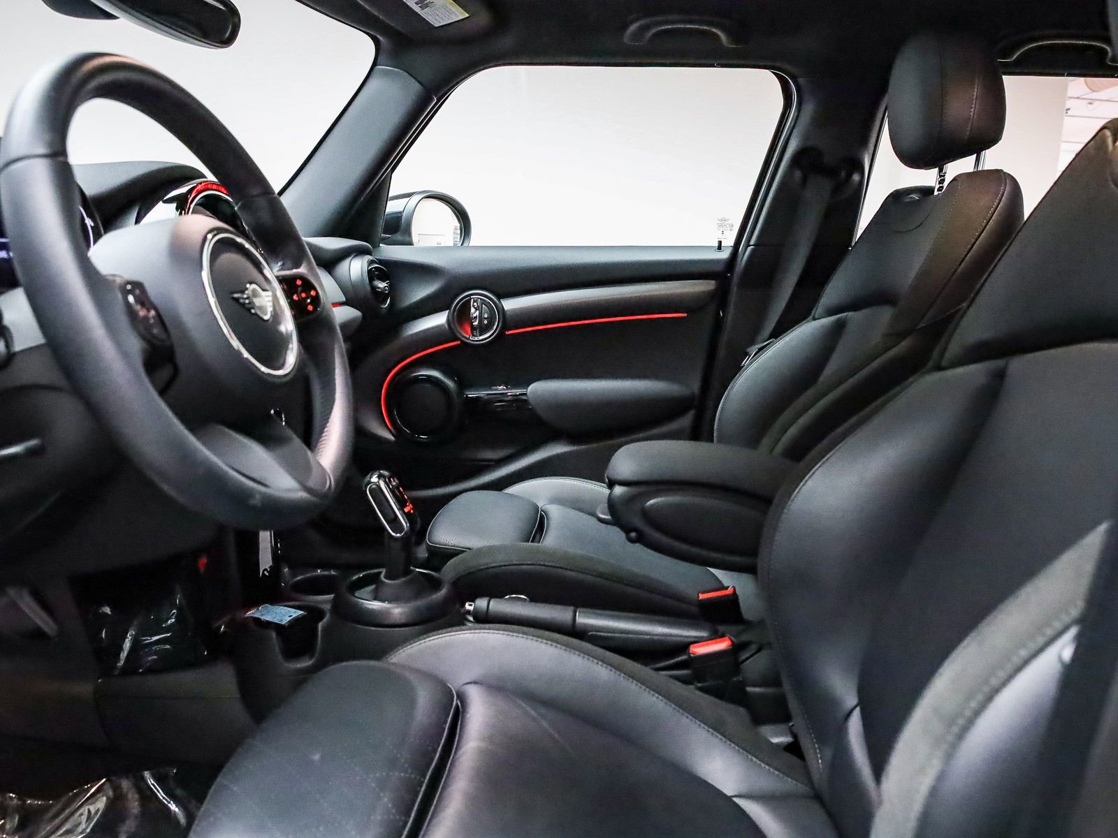 Used 2024 MINI Cooper 4-Door Hardtop w/ Signature Upholstery Package image 19