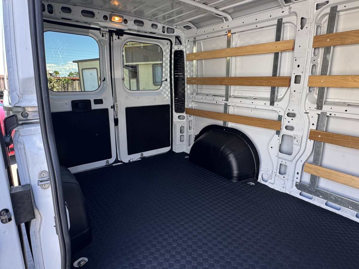 Used 2025 RAM ProMaster 2500 w/ U-Haul Equipment Group FWD image 18