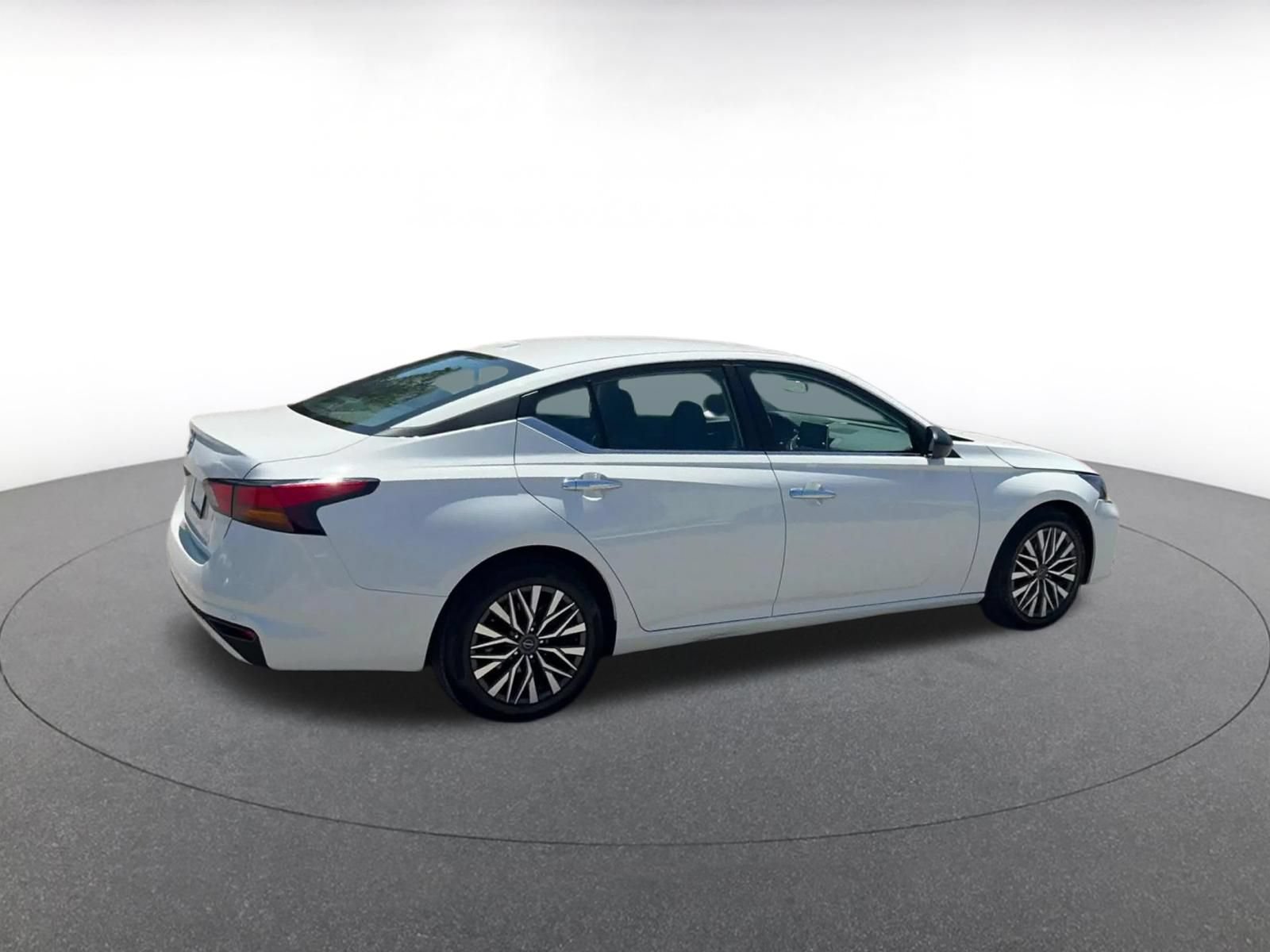 Used 2025 Nissan Altima 2.5 SV FWD image 12