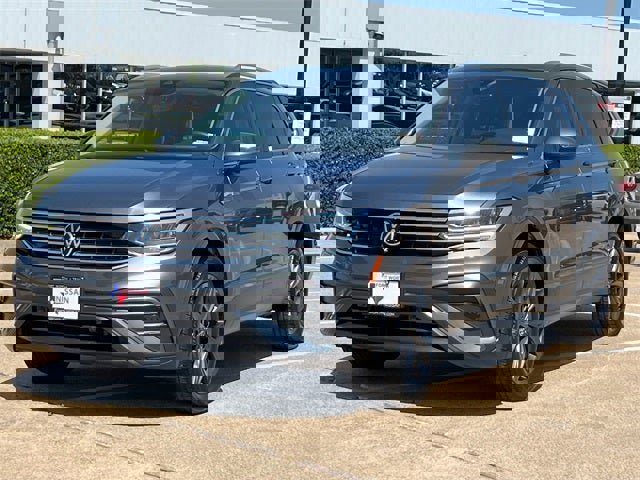 Used 2022 Volkswagen Tiguan SE w/ Panoramic Sunroof Package image 3