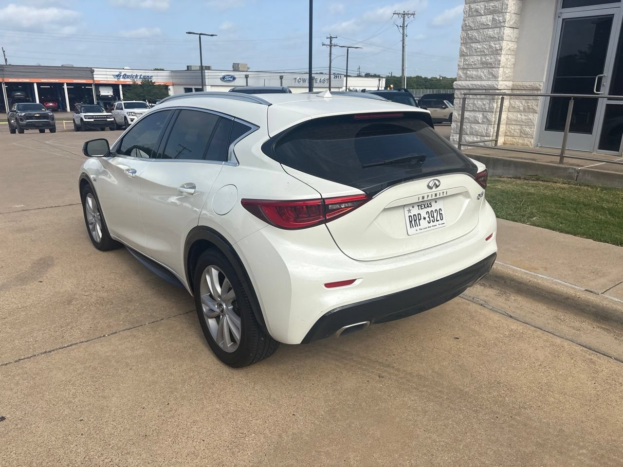 Used 2018 INFINITI QX30 Premium FWD image 3