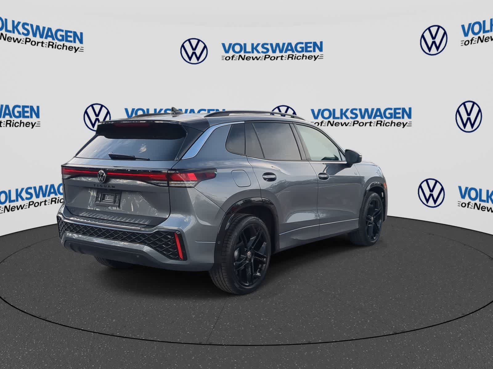 Used 2026 Volkswagen Tiguan SE R-Line FWD image 8