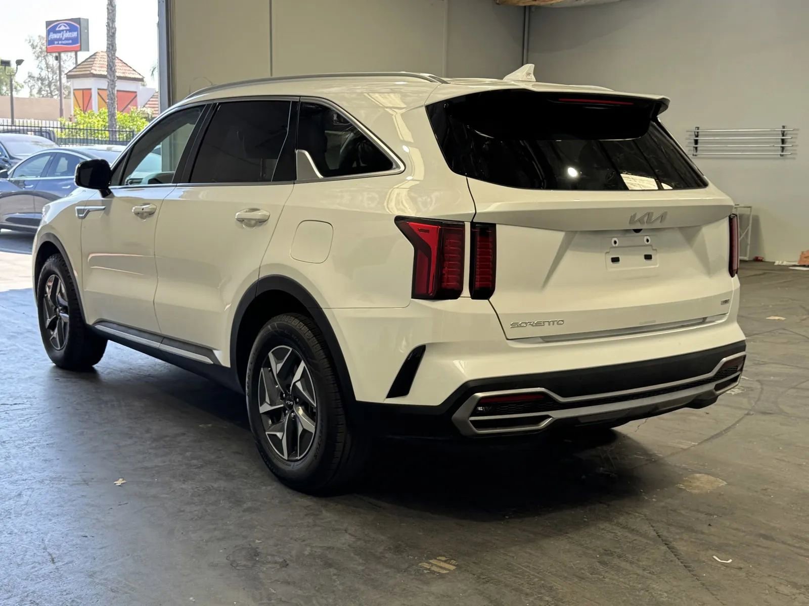 Used 2023 Kia Sorento EX image 2