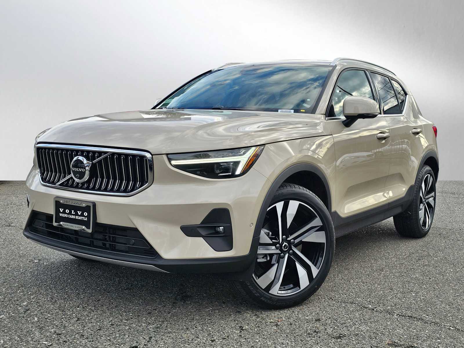 New 2025 Volvo XC40 B5 Ultra w/ Climate Package image 3