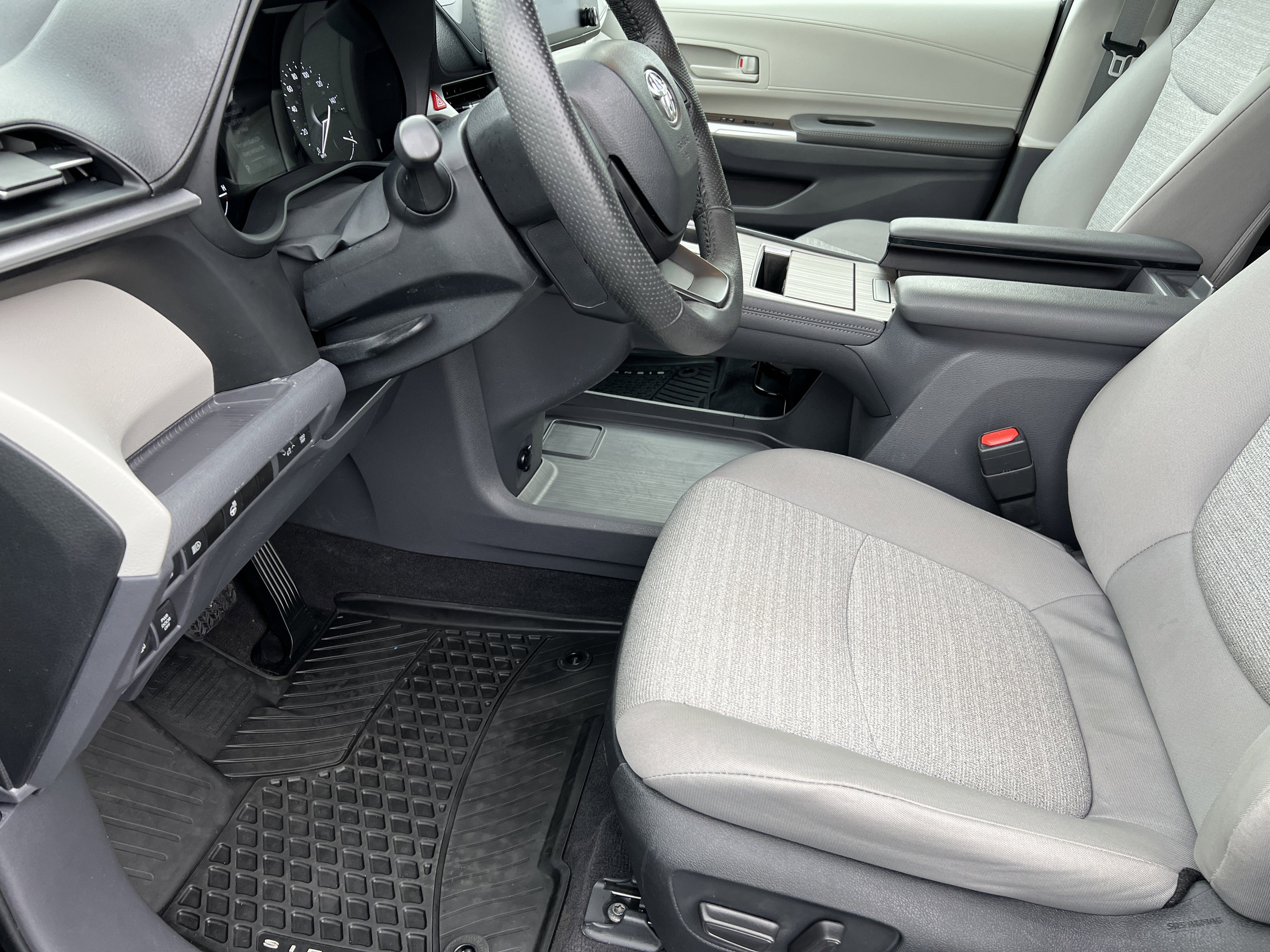 Used 2024 Toyota Sienna LE image 12