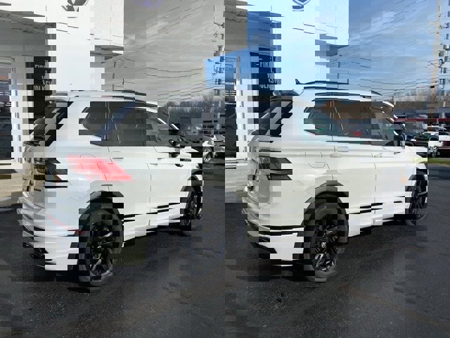 Used 2023 Volkswagen Tiguan SE R-Line image 3