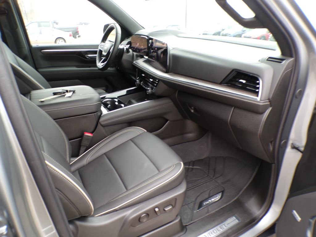Used 2025 Chevrolet Tahoe Premier AWD/4WD image 16
