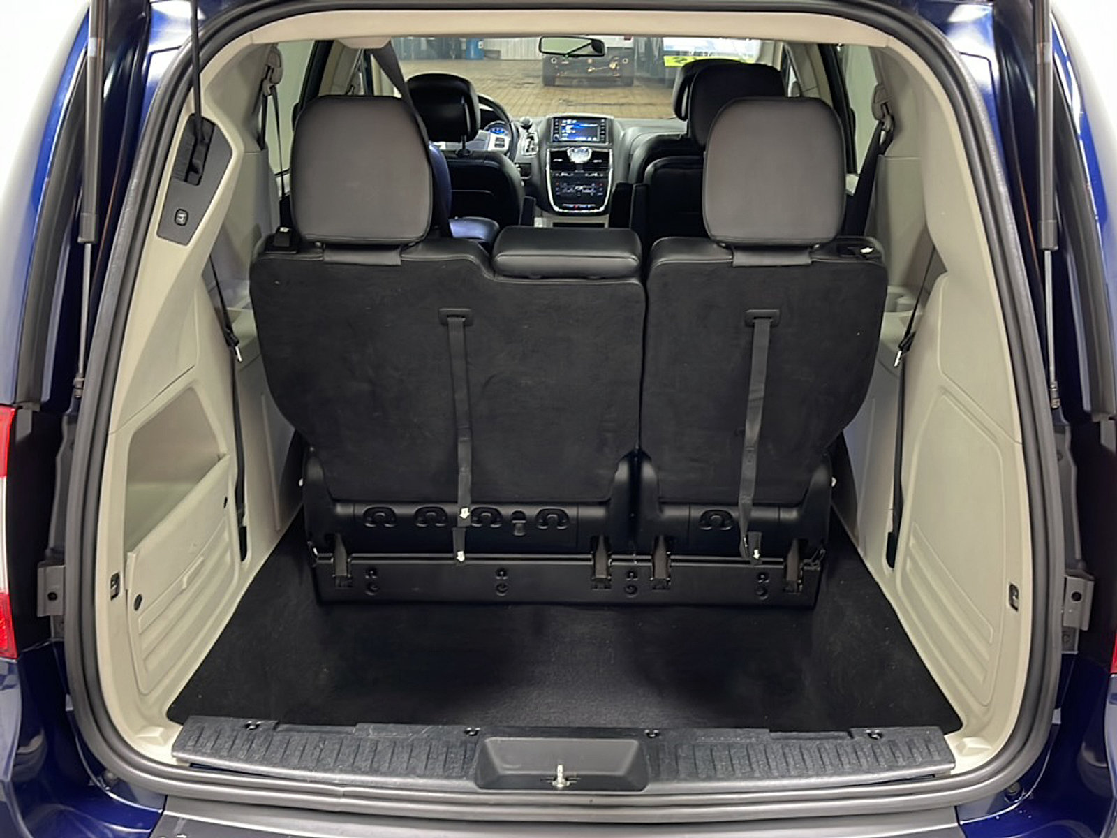 Used 2015 Chrysler Town & Country Touring FWD image 17