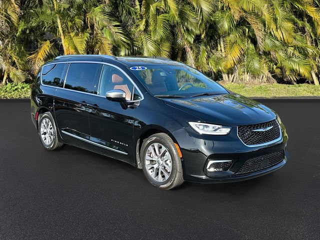 Used 2025 Chrysler Pacifica Pinnacle image 2