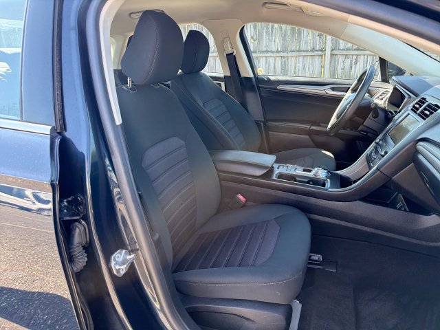 Used 2020 Ford Fusion SE FWD image 29
