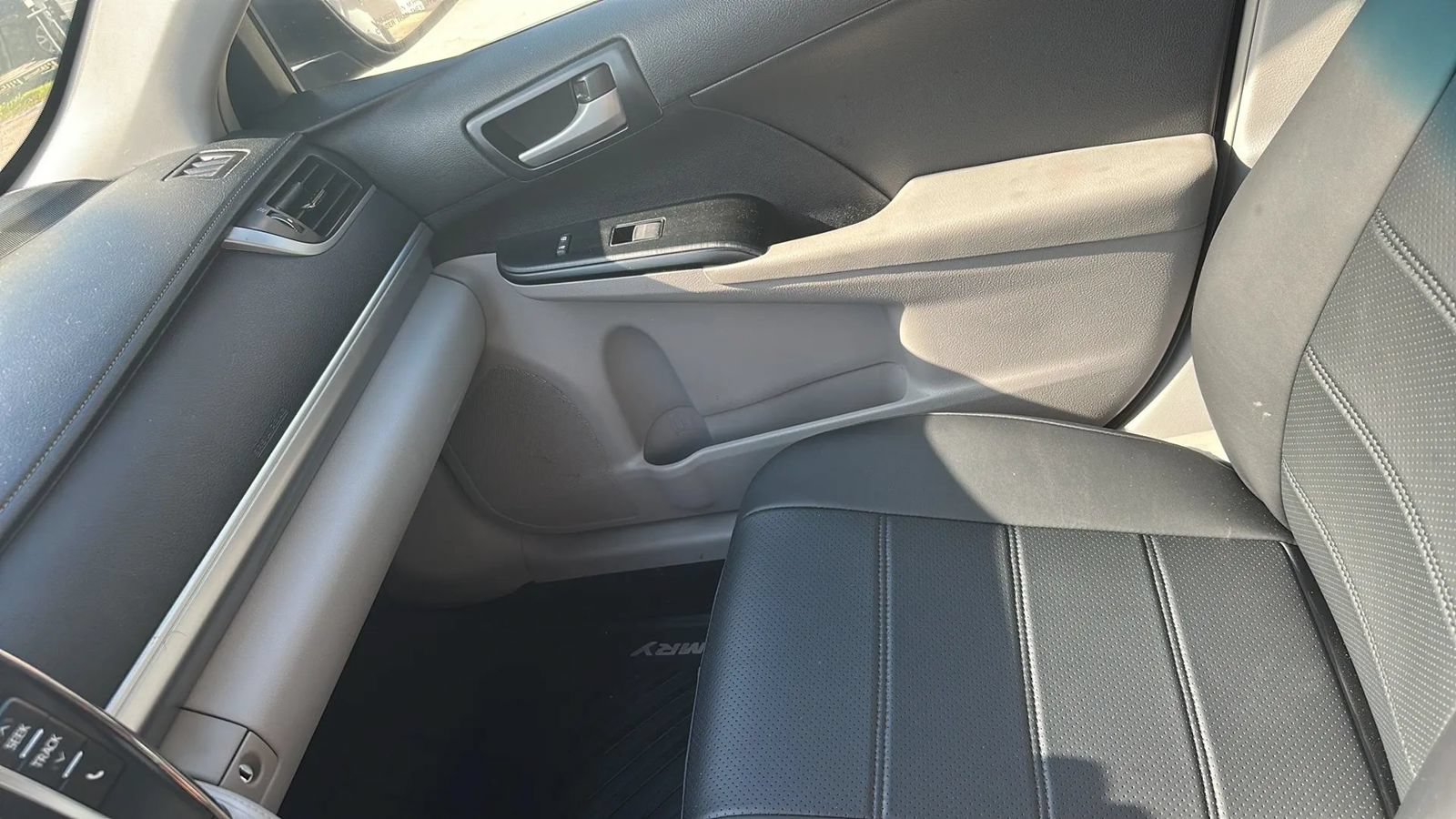 Used 2014 Toyota Camry LE FWD image 12