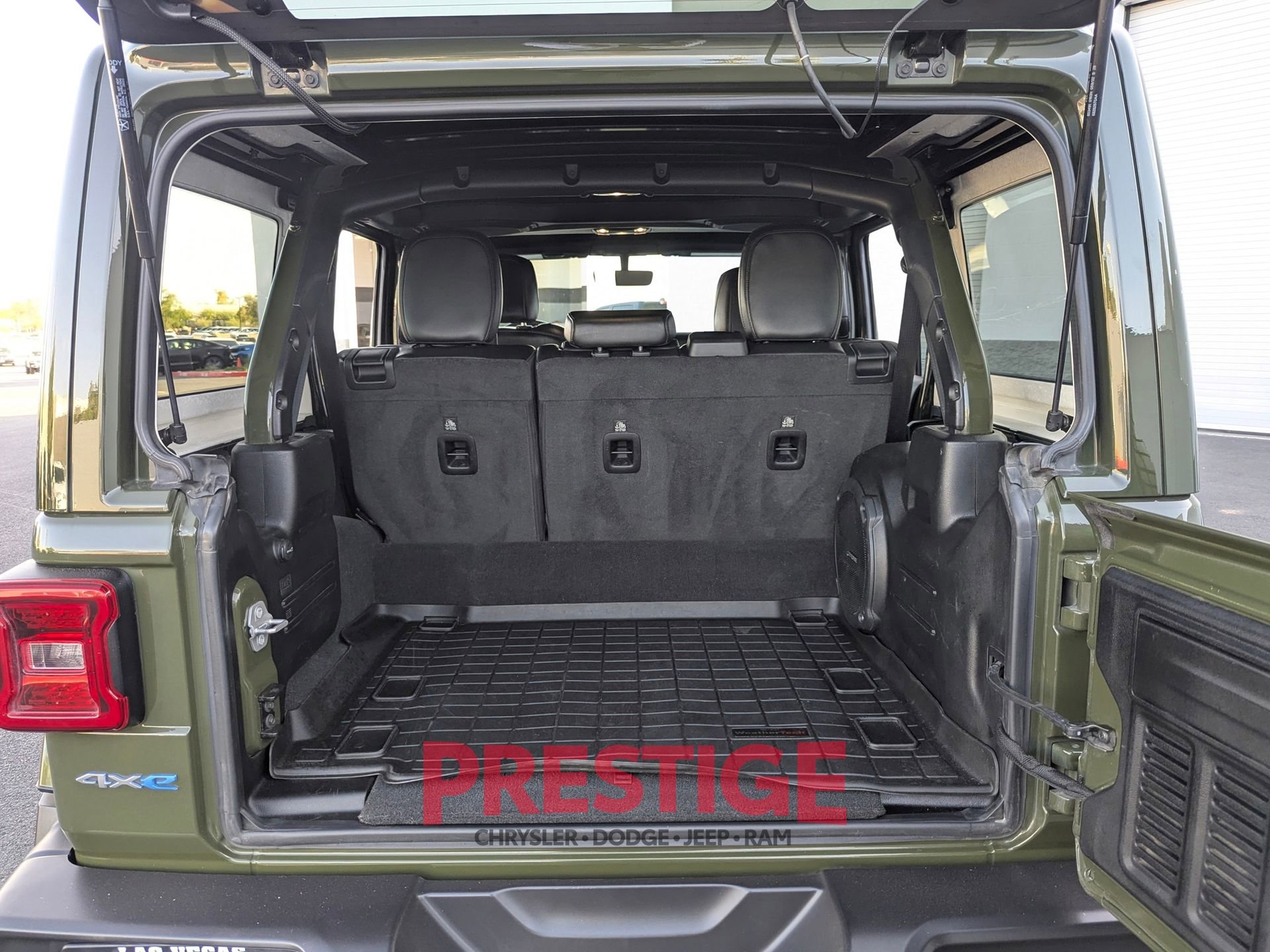 Used 2022 Jeep Wrangler Unlimited Sahara AWD/4WD image 9