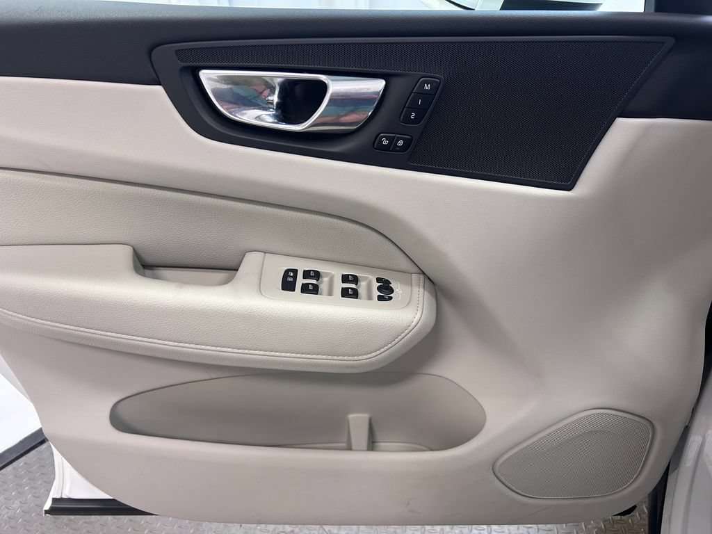 Used 2021 Volvo XC60 T5 Momentum w/ Climate Package FWD image 4