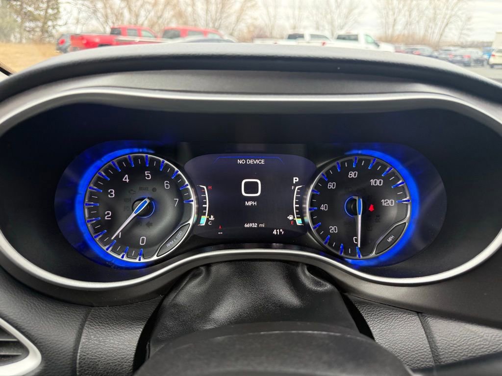 Used 2024 Chrysler Pacifica Touring-L image 21