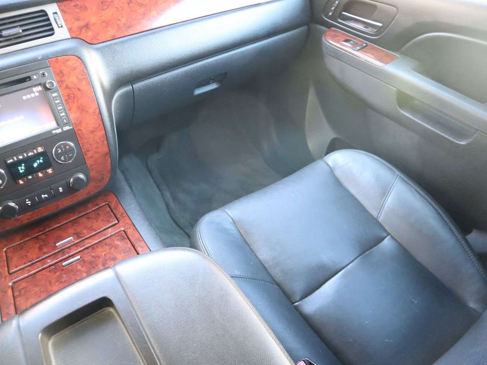 Used 2013 Chevrolet Avalanche LTZ image 30